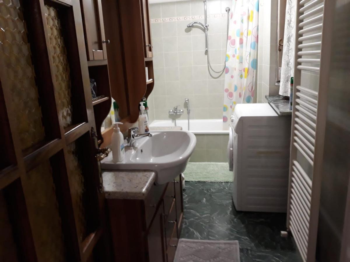 Appartamento Con Parcheggio Pubblico Sotto Casa Saint-Vincent Buitenkant foto